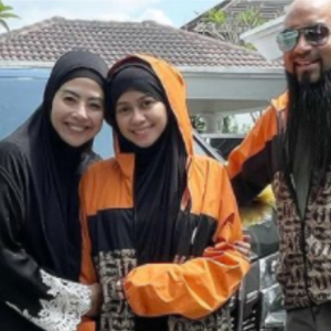 Harga Cecah Ribuan Ringgit, Anak Zahid Hamidi Teruja Heliza Dan Suami Bagi Cawan Hermes