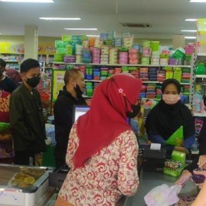 Dah Macam Mengundi- Kena Celup Jari Dalam Dakwat Elak Beli Minyak Masak Berulang Kali