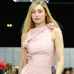 Gigi Hadid Derma Semua Gaji Sepanjang Fashion Week 2022