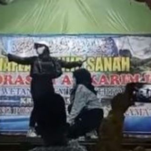 Wanita Bertudung Bergelek Sakan Di Majlis Akhir Tahun Sekolah Tahfiz