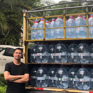 Mahu Jiran Minum Air Bersih, Raffi Ahmad Dan Isteri Agih Air Mineral