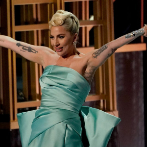 Sweetnya Lady Gaga Tolong Pegang Gaun Sza Di Anugerah Grammy!