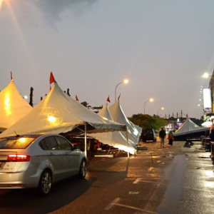 makanan bertaburan, khemah terbang Bazar dibadai ribut