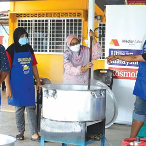 Penduduk Berebut Bubur Lambuk Udang Lipan