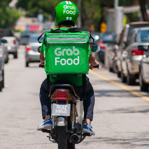 Rider Pelik Pelanggan Suruh Hantar Makanan Ikut Pintu Belakang