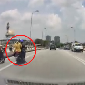 "Kesian Dapat Lelaki Macam Ni" - Netizen Berang Lelaki Siku Muka Wanita Atas Motor