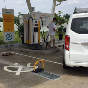 Belum Selesai Isu RON95, Kereta Plat Singapura Curi Elektrik Di Fasiliti Shell Recharge Pula