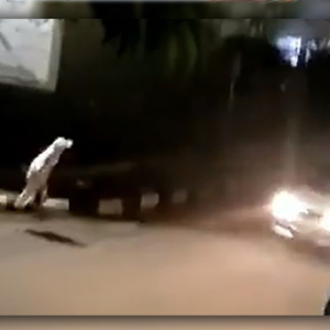 Kalau Terlanggar Macam Mana? Pocong Dikecam Lompat Depan Kereta