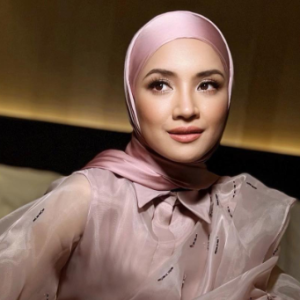 "Hilang Terus Penat,"-Fazura Rasa Dihargai, Fattah Amin Beri Sejambak Bunga Sempena Hari Ibu