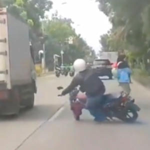 Penunggang Motosikal Jatuh Kerana Wanita Lintas Jalan Tak Toleh Kiri Kanan