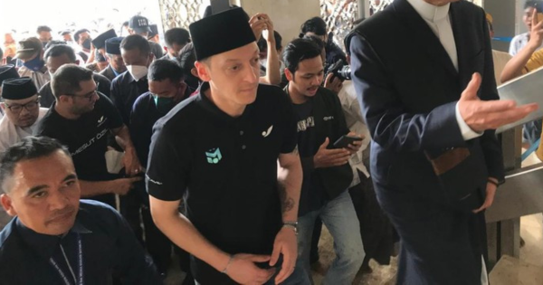 Mesut Ozil Singgah Solat Jumaat Di Masjid Istiqlal, Indonesia