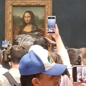 Lelaki Ditahan Lepas Potret Mona Lisa 'Diserang' Dengan Kek