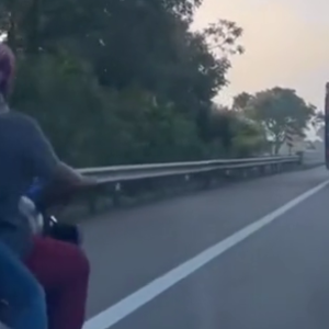 Penunggang Motosikal Tak Pakai Topi Keledar Naik Highway, Letak Dalam Raga Je