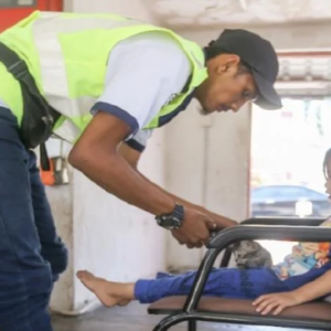 Video Tular: Ramai Simpati Tengok Pak Gurad Tidurkan Anak Kecil Beralas Jaket Dalam Pondok Pengawal