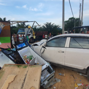 Dua Rakan Sedang Berbual Tepi Jalan Maut Dilanggar Kereta