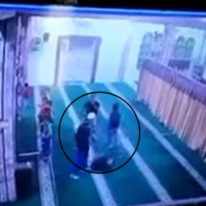 "Sebab Ni Orang Malas Bawa Anak," – Netizen Panas Hati Pakcik Tolak Kanak-Kanak Dalam Masjid