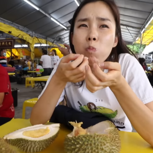 Pasangan Jepun Gembira Dapat Makan Durian Malaysia 2 Tahun Selepas Pandemik