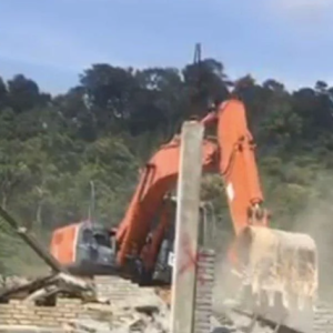 Berpuluh Rumah Haram Di Bukit Malut Dirobohkan