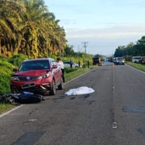 Video Tular: Wanita Sedang Buat Live Facebook Atas Motor Mati Dilanggar SUV