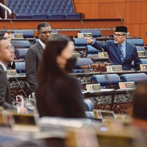 Buang Masa - Netizen Kesal Ahli Parlimen Mencarut Dalam Dewan Rakyat