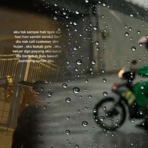 Pelanggan Buat Apa Dalam Rumah Biar Rider 'Sidai' Dalam Hujan Lebat, Ribut Petir?
