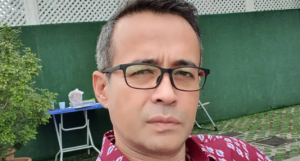 "Menteri Yang Tetiber Jadi Pelakon Ni Ada Daftar Nombor Seniman Tak?"-Tony Eusoff