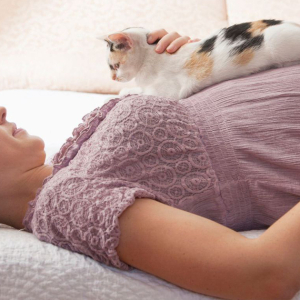 Risiko Tinggi Meroyan Lepas Bersalin Kalau Bela Kucing Masa Hamil