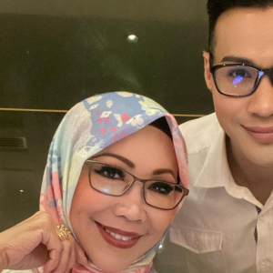 "Seriuslah Handsomenya!" - Viviana Abdullah Macho Sambut Hari Jadi Di Samping Ibu