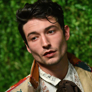 Ezra Miller Pecah Rumah Curi Alkohol