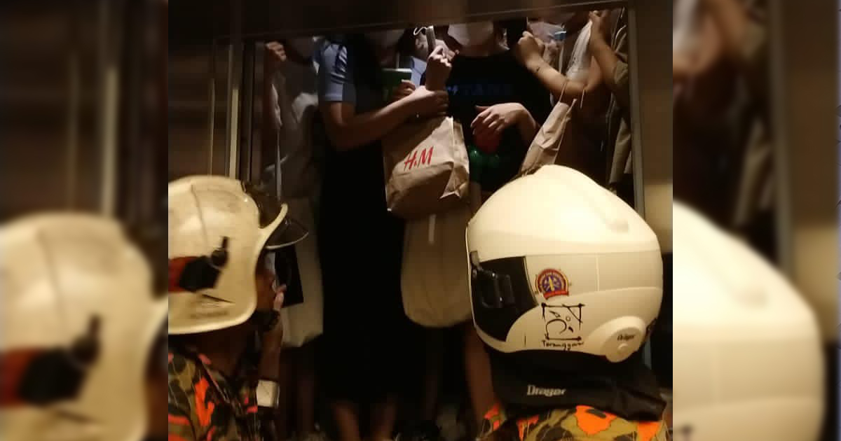 Degil Naik Ramai-ramai, 19 Pelajar Terperangkap Dalam Lif