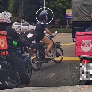 Penunggang Motosikal Jelir Lidah Selepas Ditegur Polis Tak Pakai Helmet