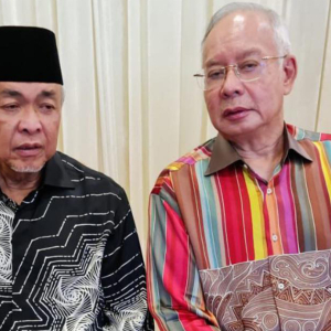 Tersangkut-sangkut Berucap, Zahid Sebak Sebut Nama Najib