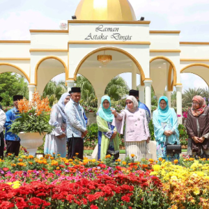 Dua Tahun PKP, Tunku Azizah Sibuk Tanam Bunga Dan Sayur Belakang Istana Negara