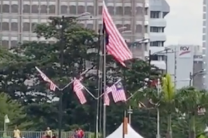 Raptai Hari Merdeka Dicemari Dengan Bendera Yang Dipasang Terbalik