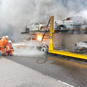 4 Kereta Honda Baru Musnah Treler Terbakar