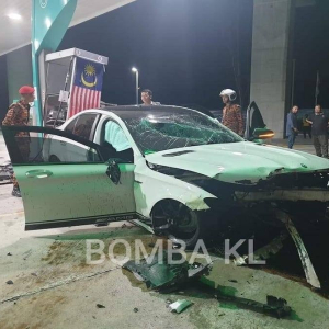 Mercedes Cabut Lari Lepas Rempuh Pam Minyak