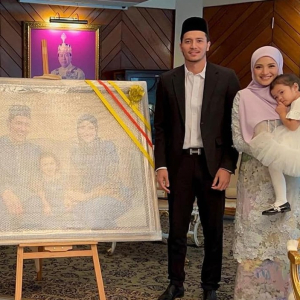 Fazura Terima Potret Keluarga Kurniaan Tuanku Sultan & Tengku Permaisuri Selangor