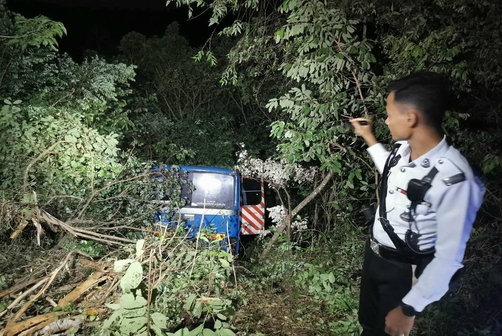 Brek Rosak, 13 Parah Bas Kilang Tersangkut Di Pokok Lepas Jatuh Tebing