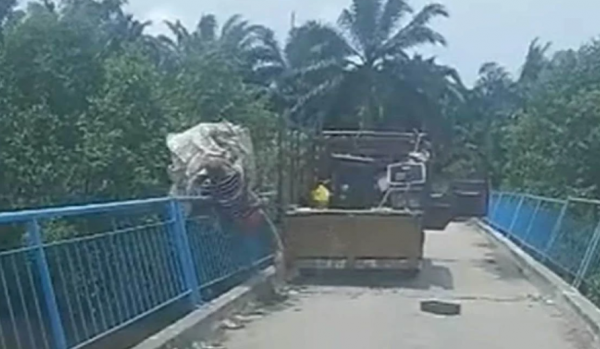 Pemandu Lori Satu Tan Berhenti Atas Jambatan, Selamba Buang Sampah Dalam Sungai