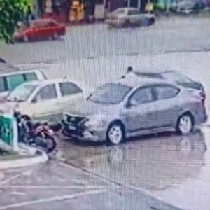 Video Tular: Ibu Tinggal Sekejap Beli Sarapan, 3 Anak Dalam Kereta Nyaris Dibawa Lari