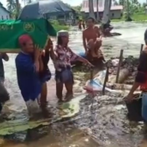 Air Dah Paras Lutut, Penduduk Kampung Tetap Gigih Kebumi Mayat Dalam Banjir