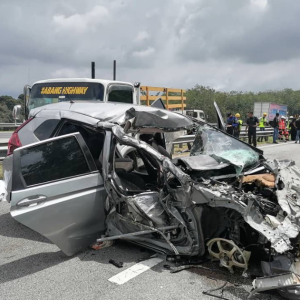 Kereta Remuk Habis Rempuh Lori Dua Tan Baiki Jalan, Suami Isteri Dan Bayi Setahun Maut