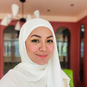 Nad Zainal Berusaha Untuk Berhijab