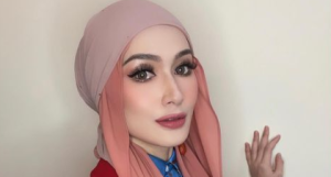 Niena Baharun Terharu Babysitter Jaga Anak-Anak Elok, Beri Hadiah Gelang Emas