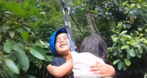 Adik-Beradik Masih Kecil Pula Main Flying Fox, Safety Semua Ke Laut! "Mana Otak Mak Ayah?"