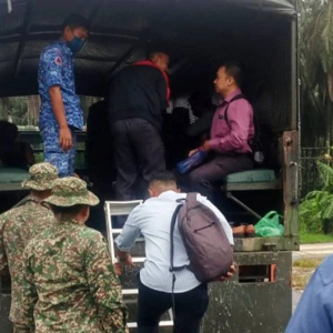 10 Guru Terpaksa Naik Trak Tentera Pergi Sekolah Sebab Banjir