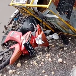 Cedera Kena Sambal Pedas & Kuah Panas, Bebola Daging Bakso Bertaburan Di Jalan Raya Motor Dirempuh Lori