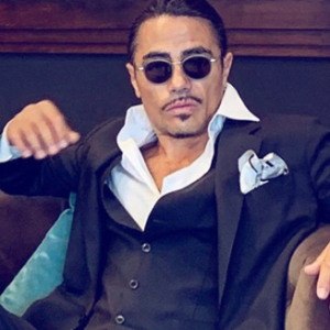 Salt Bae Tayang Stik Daging Dibalut Emas 24 Karat