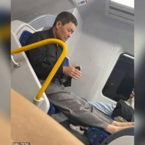 Tanggal Stoking Sebelum Lunjur Kaki Dalam Komuter, Boleh Bayang Bau Dia Tak?