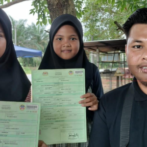 Dua Beradik Cilik Cari Ibu Kandung, Tak Ada Dokumen Nak Sekolah Pun Payah